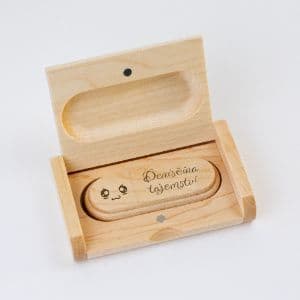 Dřevěný USB flash disk s vlastním gravírováním 16GB - dárek