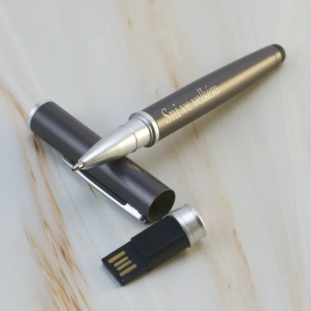 Pero USB flash disk s vlastním gravírováním 16GB - dárek