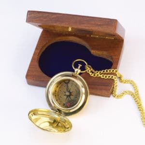 Zlatý kompas v dřevěné kazetě s vlastním gravírováním - dárek